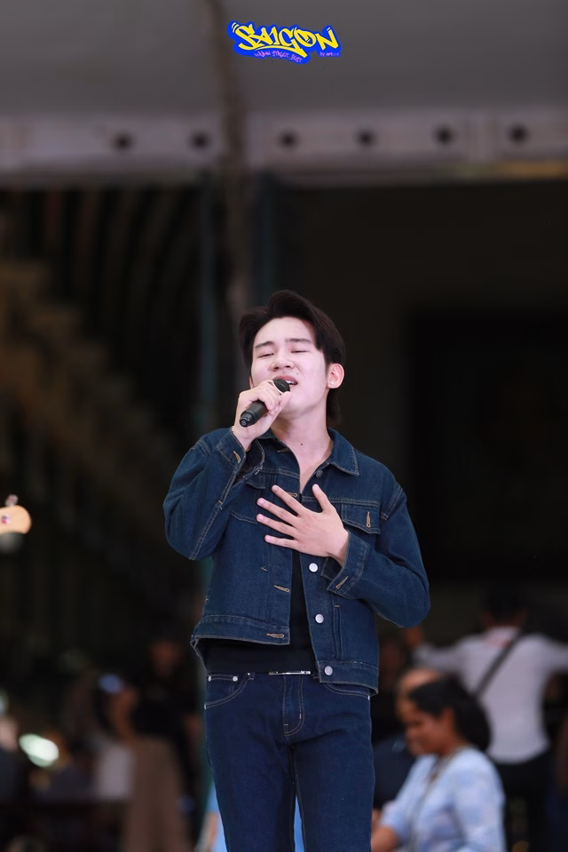 DUYBI thể hiện beatbox và hát live DUYBI thể hiện beatbox và hát live
