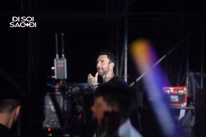 Adam Levine selfie với fan Adam Levine selfie với fan