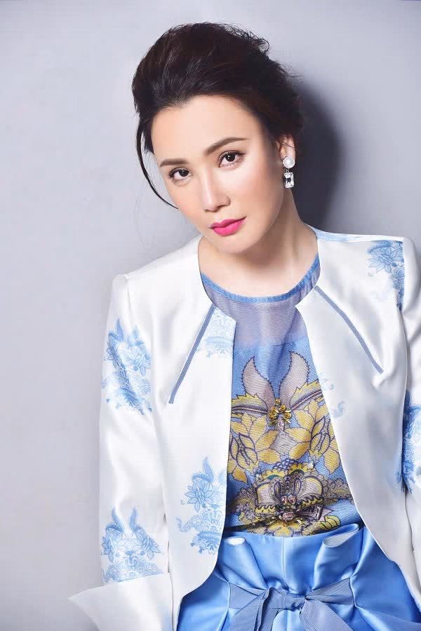 Hồ Quỳnh Hương trình diễn trên sân khấu Hồ Quỳnh Hương trình diễn trên sân khấu