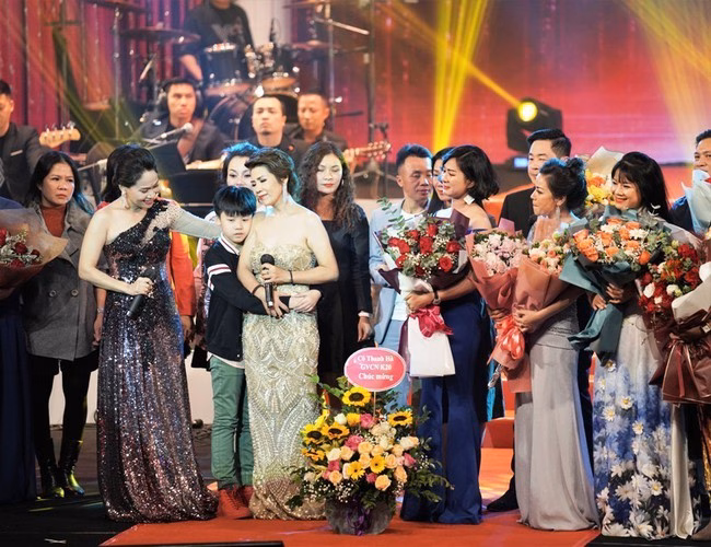 NSƯT Hồng Vy biểu diễn