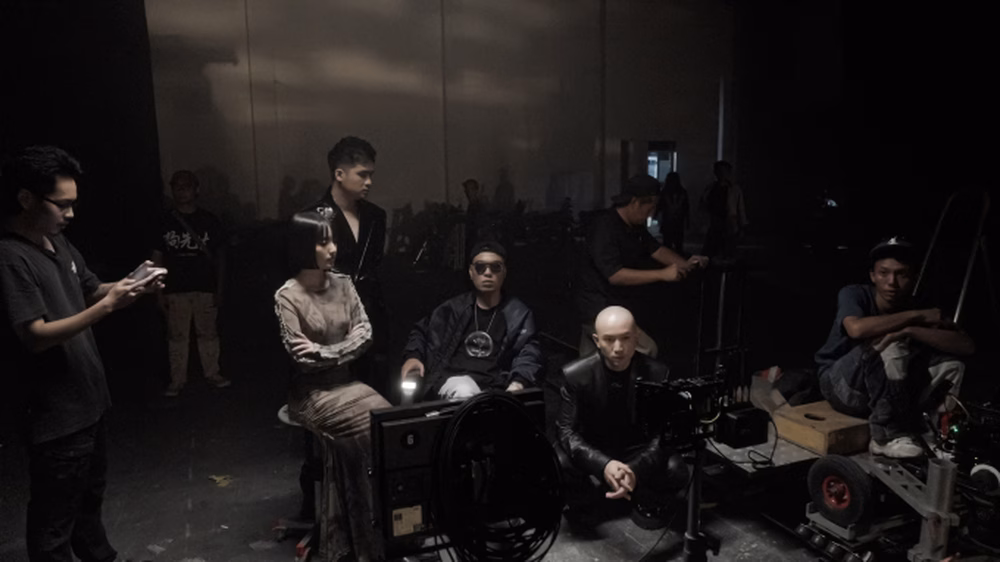 LK - HLV Rap Việt “bắt tay” với Vinny Vũ và Hà Anh trong MV Cascadeur - Ảnh 2 LK - HLV Rap Việt “bắt tay” với Vinny Vũ và Hà Anh trong MV Cascadeur - Ảnh 2