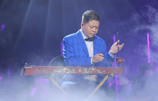 Đăng Dương chơi đàn bầu Đăng Dương chơi đàn bầu