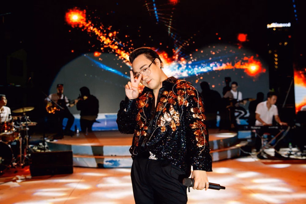 Trung Quân tại buổi họp báo Trung Quân tại buổi họp báo giới thiệu live concert