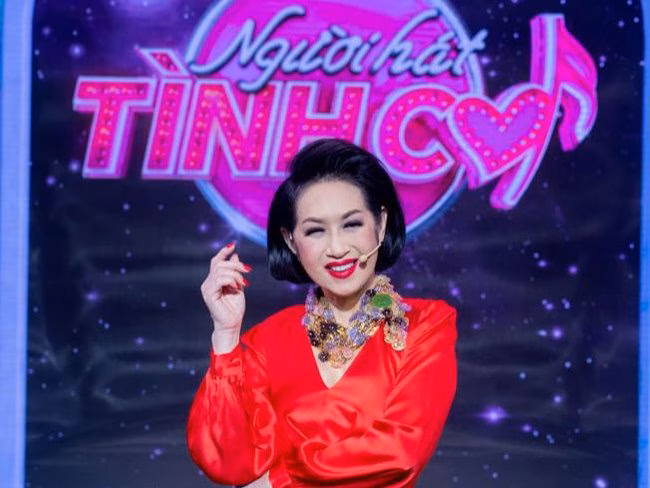 Danh ca Ý Lan trên sân khấu Danh ca Ý Lan trên sân khấu