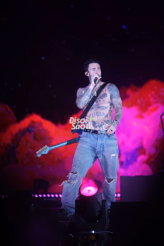 Adam Levine trình diễn Adam Levine trình diễn