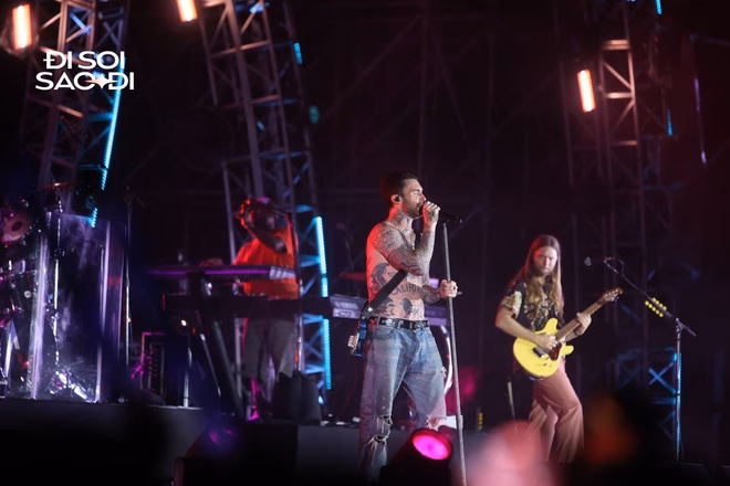 Adam Levine cởi áo khoe body 6 múi Adam Levine cởi áo khoe body 6 múi