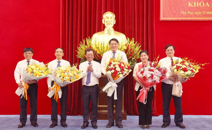 Lãnh đạo tỉnh Phú Thọ tặng hoa chia tay cán bộ Lãnh đạo tỉnh Phú Thọ tặng hoa chia tay cán bộ