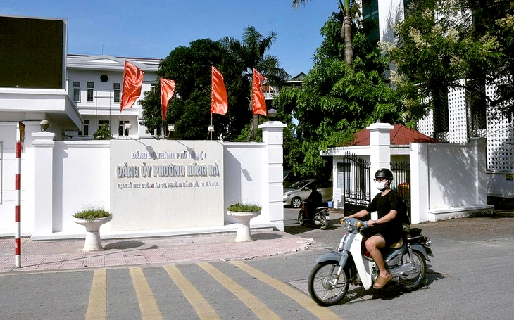 Trụ sở phường Hồng Hà mới Trụ sở phường Hồng Hà mới đang được gắn biển tên