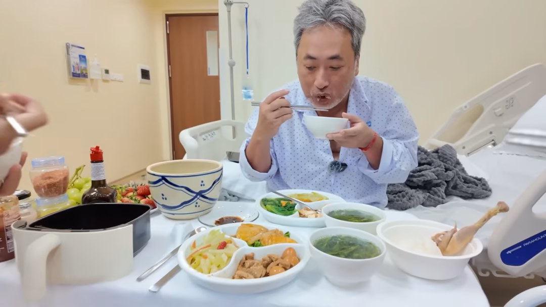 Đạo diễn Nguyễn Quang Dũng nhập viện vì nhồi máu cơ tim, bạn gái chăm tận tình- Ảnh1. Đạo diễn Nguyễn Quang Dũng nhập viện vì nhồi máu cơ tim, bạn gái chăm tận tình- Ảnh1.