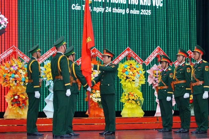 Lễ công bố và trao quyết định Quân khu 9 công bố quyết định sáp nhập và tổ chức lại các cơ quan quân sự - Ảnh 1.