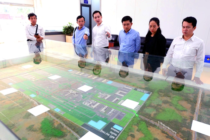 Nhà báo Trần Xuân Toàn cùng đoàn chuyên gia