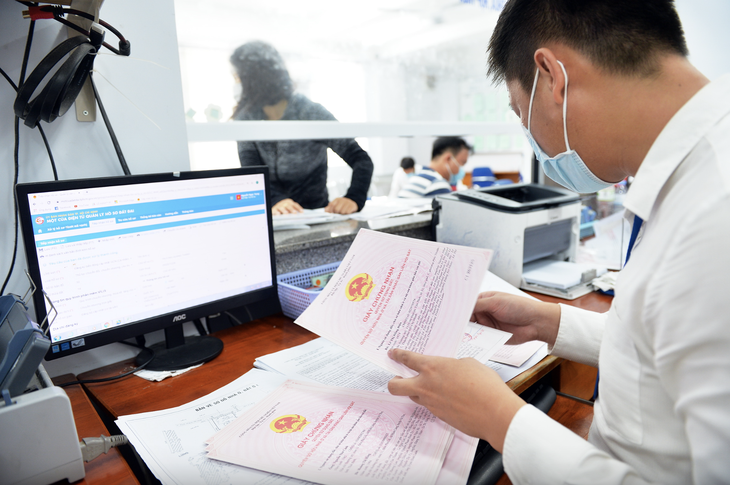 Người dân làm thủ tục nhà đất tại quận 7, TP.HCM Từ1-7, cơ quan chuyên môn nông nghiệp - môi trường cấp xã đặt tại phòng kinh tế - Ảnh1.