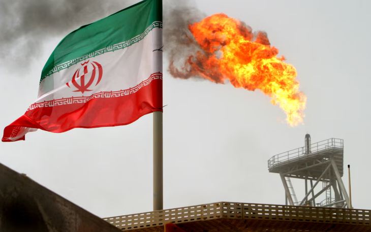 Giàn khai thác dầu Iran Giàn khai thác dầu và lá cờ Iran