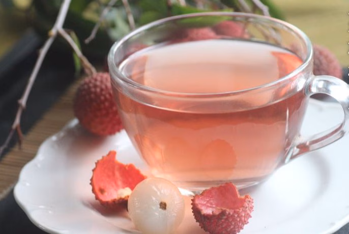 Trà vải với đường phèn Nước vỏ vải sẽ thơm ngon hơn khi thêm đường phèn.