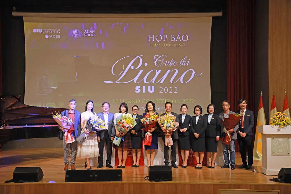 Nghệ sĩ Eun Young Joo tại buổi họp báo công bố cuộc thi Piano SIU Nghệ sĩ Eun Young Joo tại buổi họp báo công bố cuộc thi Piano SIU