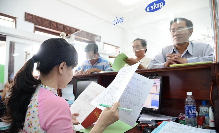 Người dân làm thủ tục nhà đất tại UBND huyện Bình Chánh (TP.HCM) cấp xã - Ảnh4.