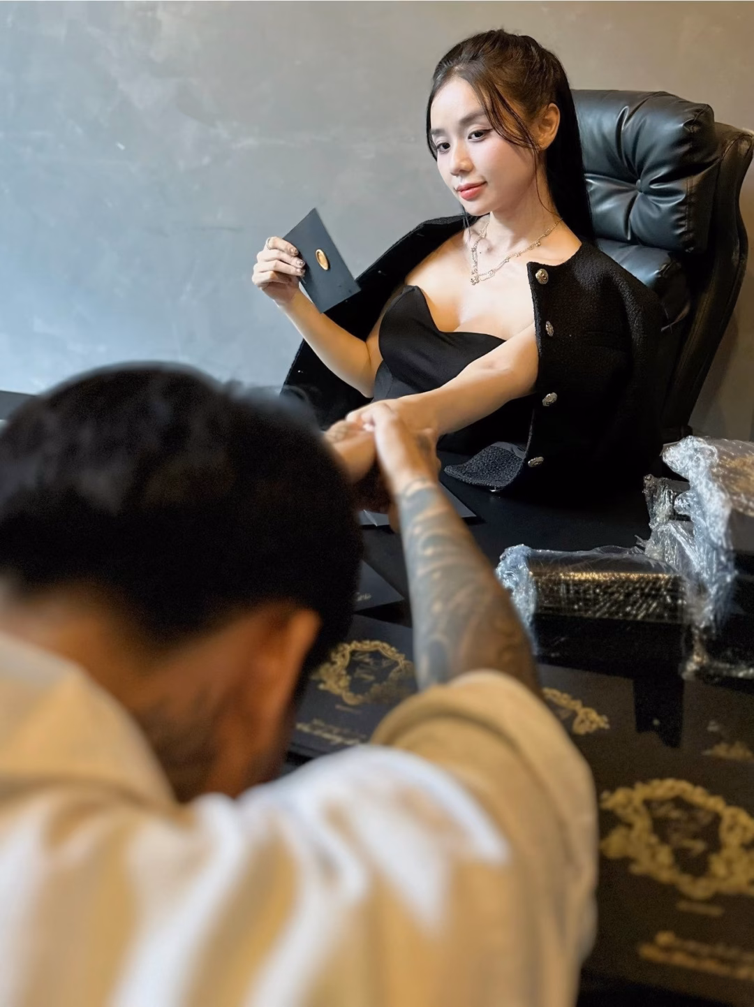 Cindy Lư đáp trả khi bị chê Cindy Lư phản hồi về thiệp cưới