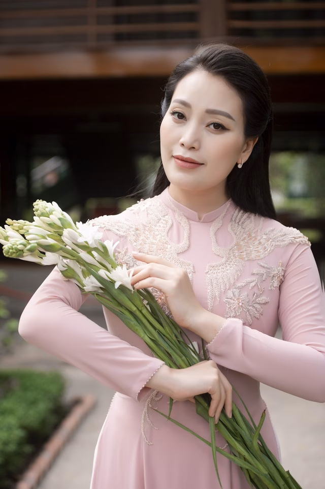 Huyền Trang ra mắt MV MV “Nợ ân tình để tìm hình của nước” – Một Tác Phẩm Âm Nhạc Đặc Sắc