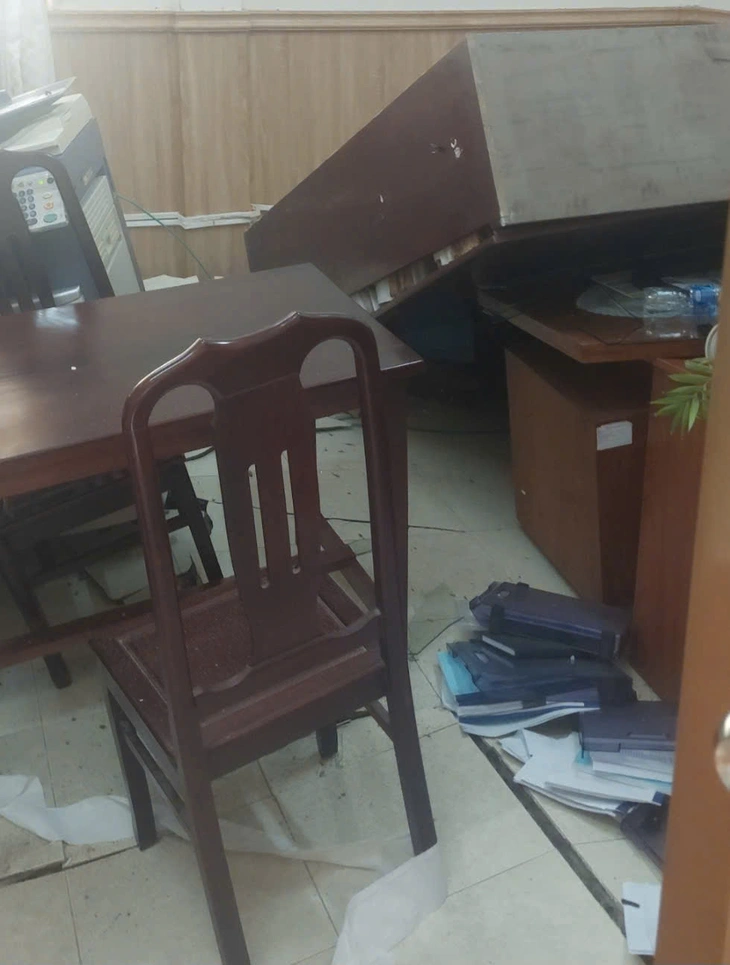 Sự cố sụt lún nền tại Sở Y tế Bạc Liêu diễn ra vào sáng ngày 14-6, gây hoang mang cho cán bộ nhân Bạc Liêu - Ảnh1.