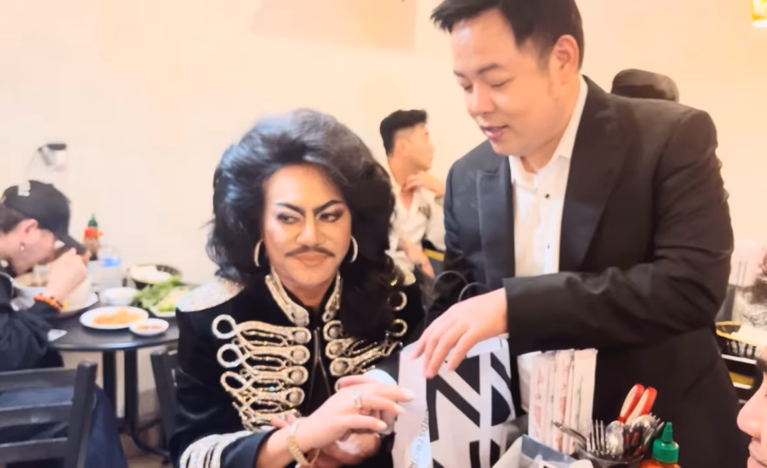 Danh ca Tuấn Anh đeo kim cương đầy người Danh ca Tuấn Anh đeo kim cương đầy người