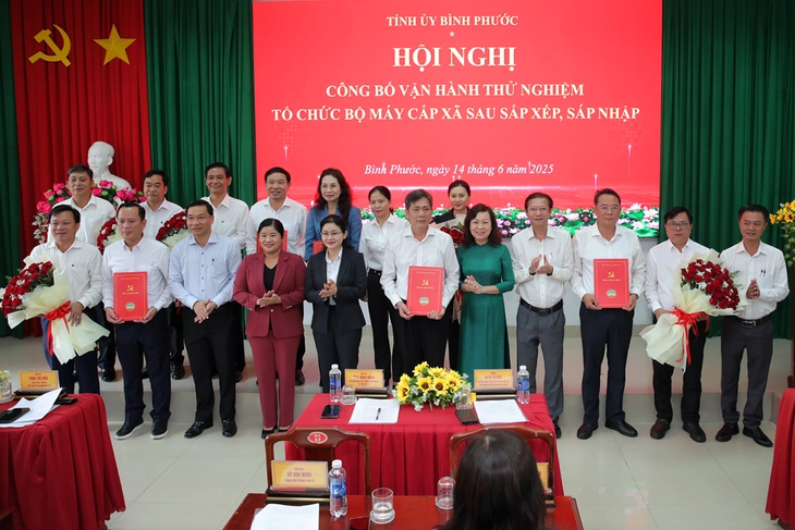 Bình Phước bắt đầu giai đoạn vận hành thử nghiệm tổ chức bộ máy tại 5 phường xã mới sau khi Lãnh đạo Tỉnh ủy Bình Phước trao quyết định và tặng hoa cho Thường trực Ban trù bị 5 xã, phường mới.