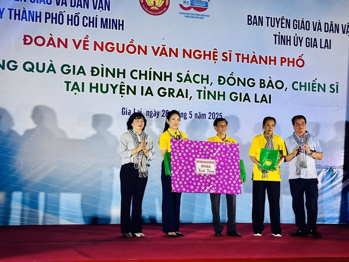 Lãnh đạo Ban Tuyên giáo và Dân vận tỉnh Gia Lai trao tặng món quà lưu niệm cho văn nghệ sĩ TP HCM Lãnh đạo Ban Tuyên giáo và Dân vận tỉnh Gia Lai trao tặng món quà lưu niệm cho văn nghệ sĩ TP HCM