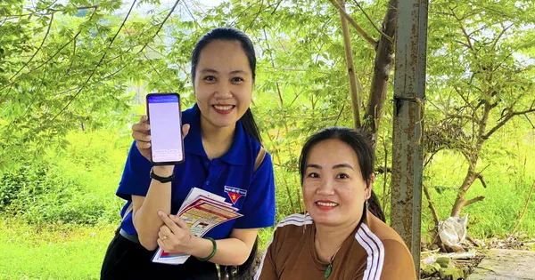 Hướng dẫn sử dụng mã QR Thanh niên hướng dẫn tiểu thương sử dụng thanh toán không dùng tiền mặt