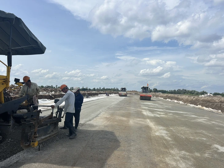 Dự án cao tốc Cần Thơ – Cà Mau đang trong giai đoạn nước rút để hoàn thành trước ngày 19-12. Công nhân đang thi công trên công trường