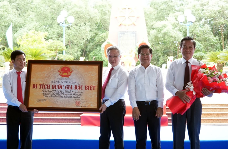 Lễ trao bằng xếp hạng di tích quốc gia đặc biệt. Lãnh đạo tỉnh Bà Rịa - Vũng Tàu trao bằng xếp hạng di tích quốc gia đặc biệt cho lãnh đạo huyện Xuyên Mộc.