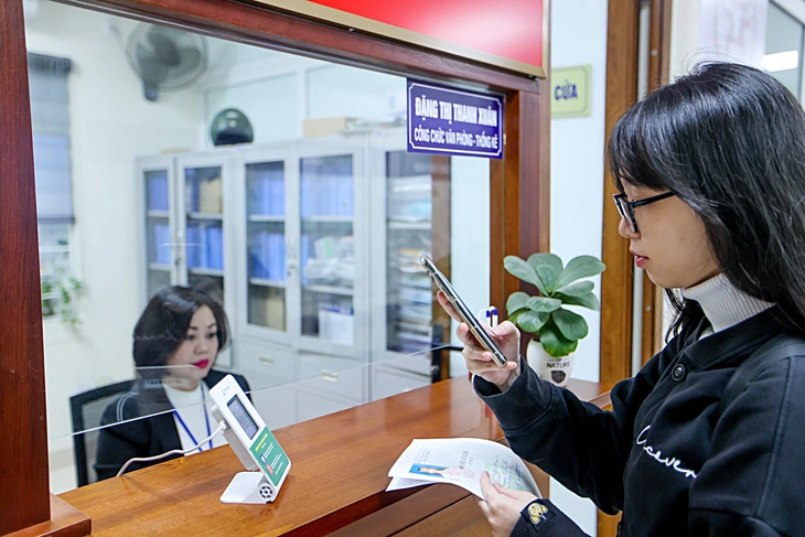 Người dân làm thủ tục hành chính Người dân làm thủ tục hành chính tại Ủy ban nhân dân phường Phan Chu Trinh