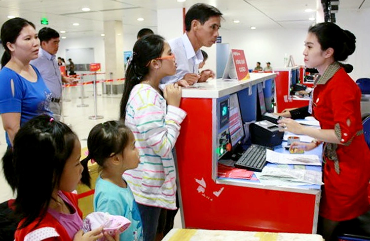 Hành khách làm thủ tục ở sân bay Hành khách làm thủ tục ở sân bay