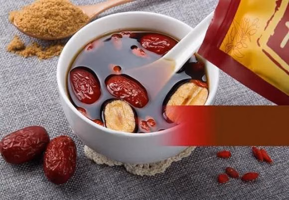 Táo đỏ và đường nâu Táo đỏ và đường nâu