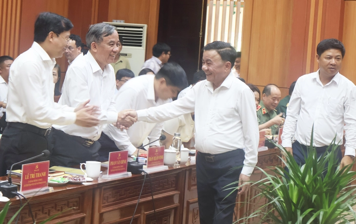 Thường trực Ban Bí thư Trần Cẩm Tú bắt tay lãnh đạo Quảng Nam Thường trực Ban Bí thư Trần Cẩm Tú bắt tay lãnh đạo Quảng Nam