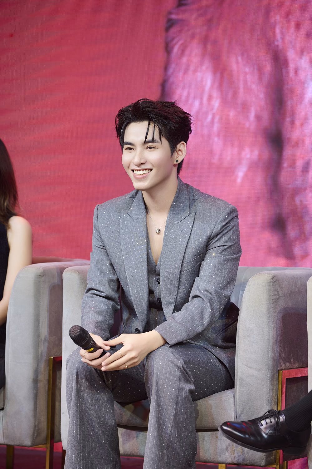 Hùng Huỳnh được coi là mỹ nam đa tài Hùng Huỳnh được coi là mỹ nam đa tài