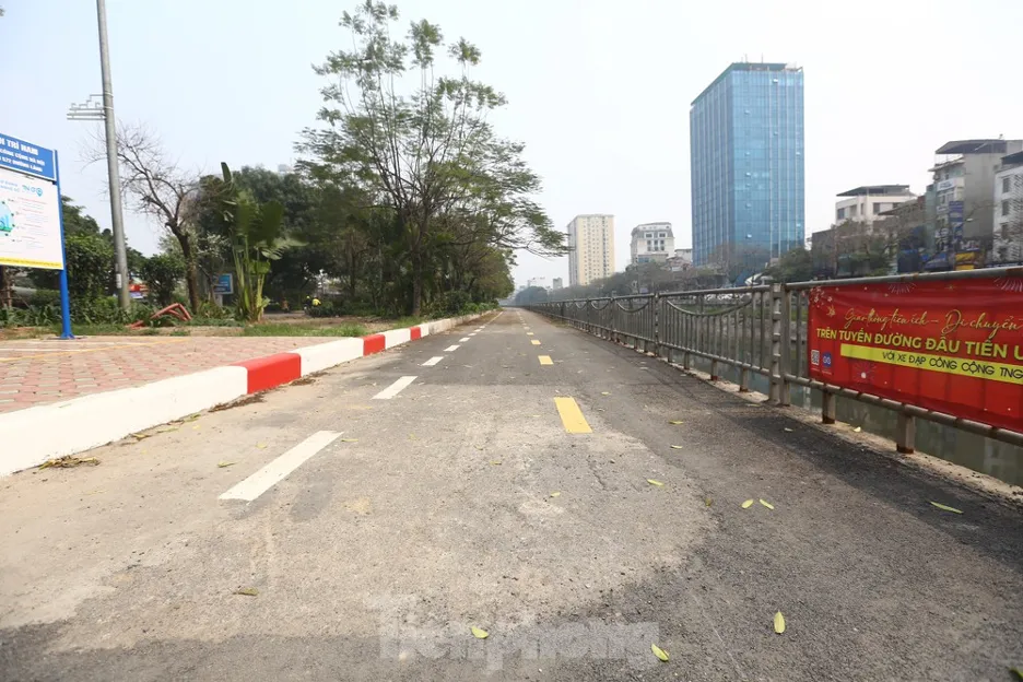 Tuyến đường dành cho xe đạp và người đi bộ ven sông Tô Lịch Tuyến đường dành cho xe đạp và người đi bộ ven sông Tô Lịch