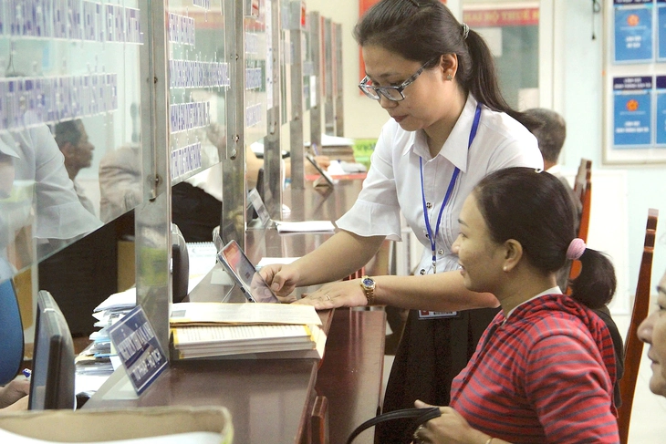 Chính phủ hướng dẫn sử dụng người hoạt động không chuyên trách cấp xã đến 31-5-2026 Cán bộ phường hỗ trợ người dân giải quyết thủ tục hành chính
