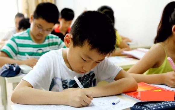 Trẻ học thêm và trẻ không học thêm