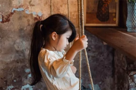 Trẻ em cảm thấy buồn và ức