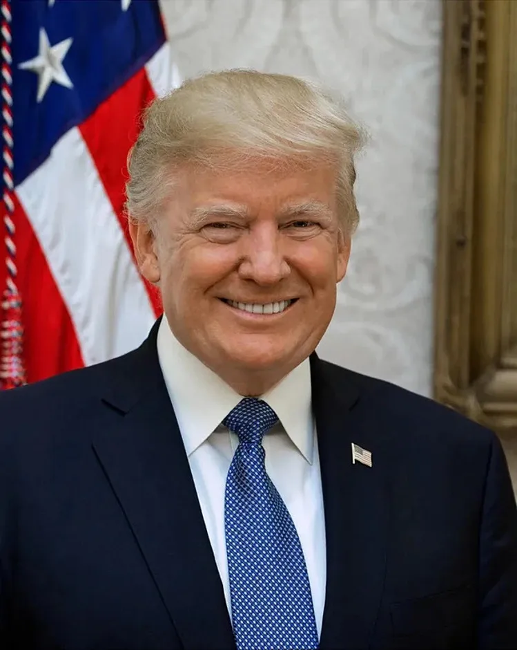 Ảnh chân dung ông Trump trong nhiệm kỳ đầu tiên, được công bố năm 2017 Ảnh chân dung ông Trump trong nhiệm kỳ đầu tiên, được công bố năm 2017