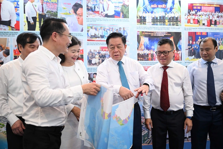Trưởng Ban Tuyên giáo và Dân vận Trung ương Nguyễn Trọng Nghĩa tham quan gian báo của Hội Nhà báo TP.HCM. Trưởng Ban Tuyên giáo và Dân vận Trung ương Nguyễn Trọng Nghĩa tham quan gian báo của Hội Nhà báo TP.HCM.