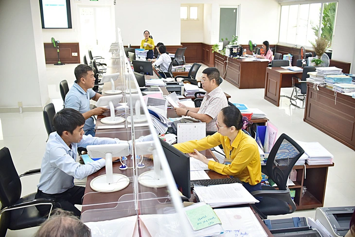 Thủ tục đất đai Người dân làm thủ tục đất đai tại TP.HCM