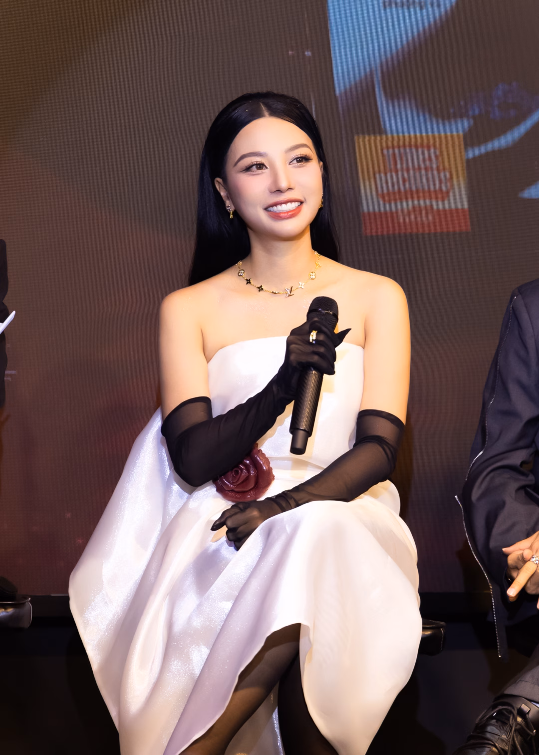 Phượng Vũ trình bày ca khúc trong album mới Phượng Vũ trình bày ca khúc trong album mới