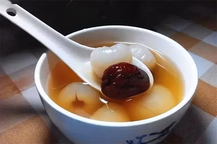 Súp vải thiều Có thể kết hợp với các loại thảo dược như táo đỏ, vỏ quýt để chế biến thành súp