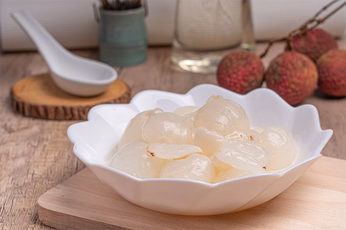 Vải thiều luộc Sử dụng không quá 10 quả vải luộc mỗi ngày sẽ phát huy nhiều tác dụng cho cơ thể