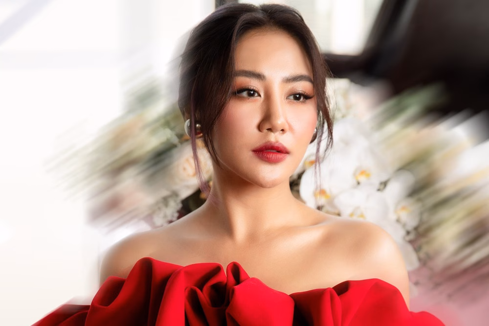 Ca sĩ Văn Mai Hương. Ca sĩ Văn Mai Hương thể hiện trên sân khấu.