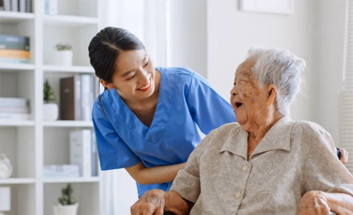 Người già được chăm sóc tại viện dưỡng lão