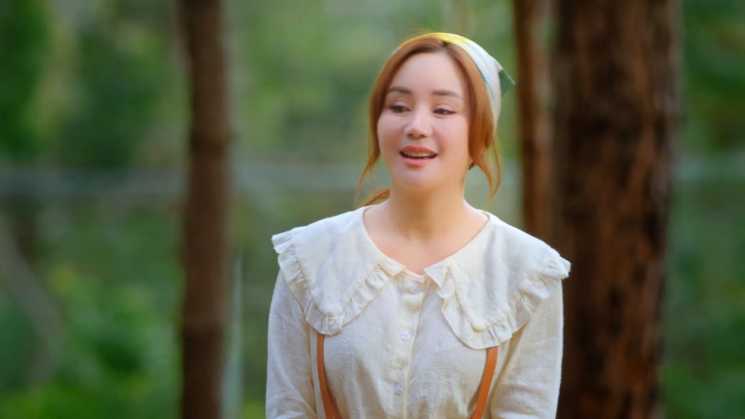 Vy Oanh trong MV Sống đơn giản thôi