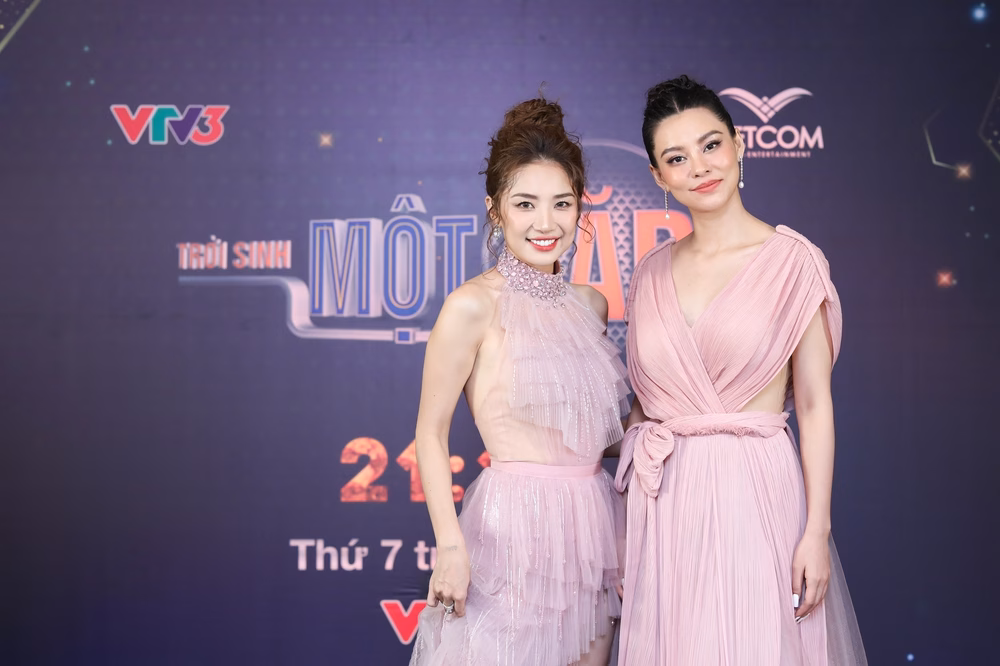 Minh Khuê và Lan Hương Minh Khuê và Lan Hương trình diễn Mưa Hồng