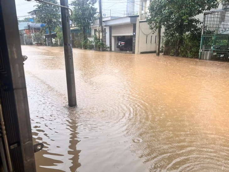Khu vực gần cổng trường mầm non Yên Ninh, TP Yên Bái sau mưa lớn Khu vực gần cổng trường mầm non Yên Ninh, TP Yên Bái sau mưa lớn