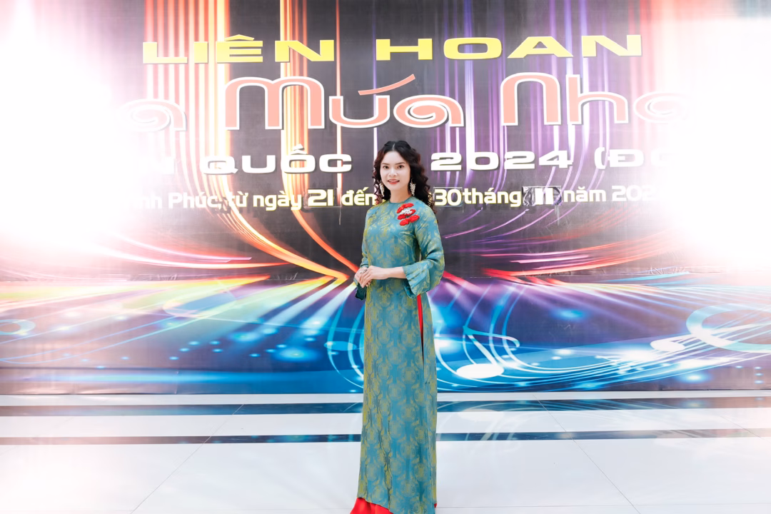 NSND Phạm Phương Thảo tại Liên hoan Ca Múa Nhạc toàn quốc NSND Phạm Phương Thảo tại Liên hoan Ca Múa Nhạc toàn quốc